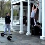 спортсмен бодибилдер- Тренировка мышц в домашних условиях